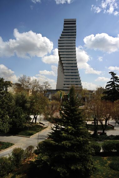 ConceptWall 60 Muros cortina, ConceptSystem 68 Ventanas y Ventalis Sistemas complementarios - Office building Jaam Tower situado en Tehran, Irán