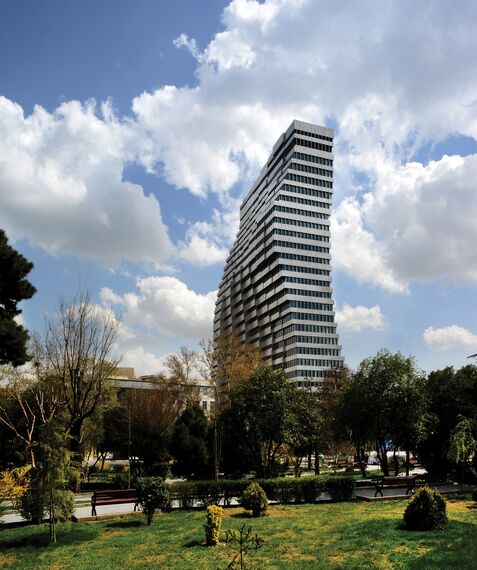 ConceptWall 60 Muros cortina, ConceptSystem 68 Ventanas y Ventalis Sistemas complementarios - Office building Jaam Tower situado en Tehran, Irán