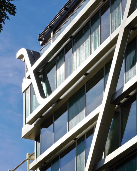 ConceptSystem 68 Puertas y CS 68 Hidden Vent Ventanas - Office building Edificio de oficinas Travessera situado en Barcelona, España