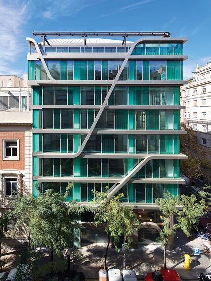 ConceptSystem 68 Puertas y CS 68 Hidden Vent Ventanas - Office building Edificio de oficinas Travessera situado en Barcelona, España