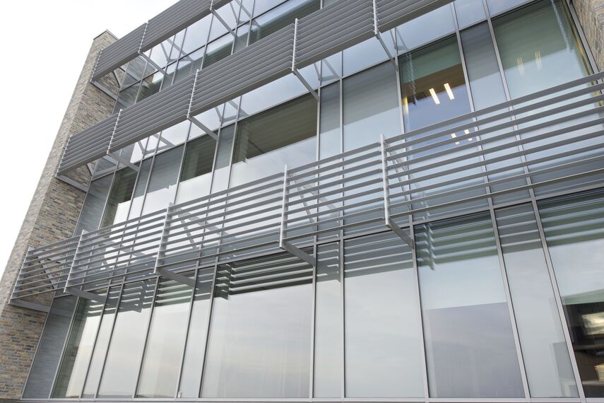 BriseSoleil 100 Protección solar y CW 50-HI Muros cortina - Office building Det Faglige Hus situado enDinamarca