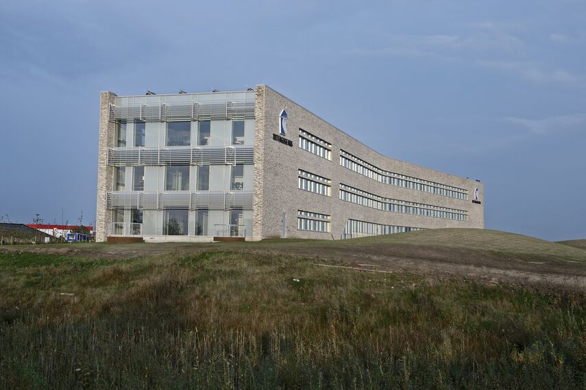 BriseSoleil 100 Protección solar y CW 50-HI Muros cortina - Office building Det Faglige Hus situado enDinamarca