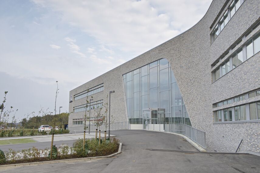 BriseSoleil 100 Protección solar y CW 50-HI Muros cortina - Office building Det Faglige Hus situado enDinamarca