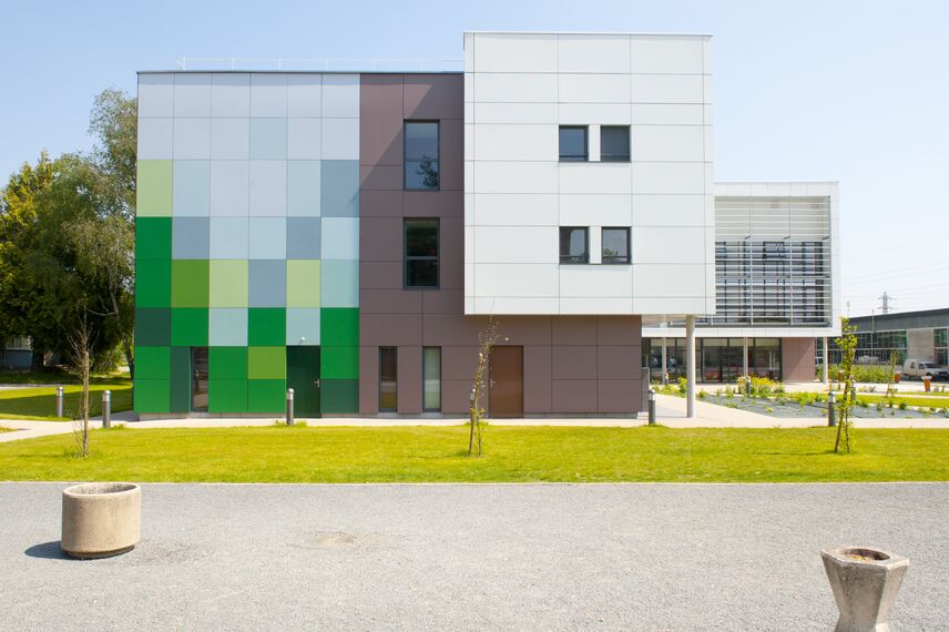 ConceptDoor 50 Puertas, BriseSoleil 100 Protección solar y XS 50 Ventanas - Boarding school Lycée Agricole LAVAL (boarding school) situado enFrancia