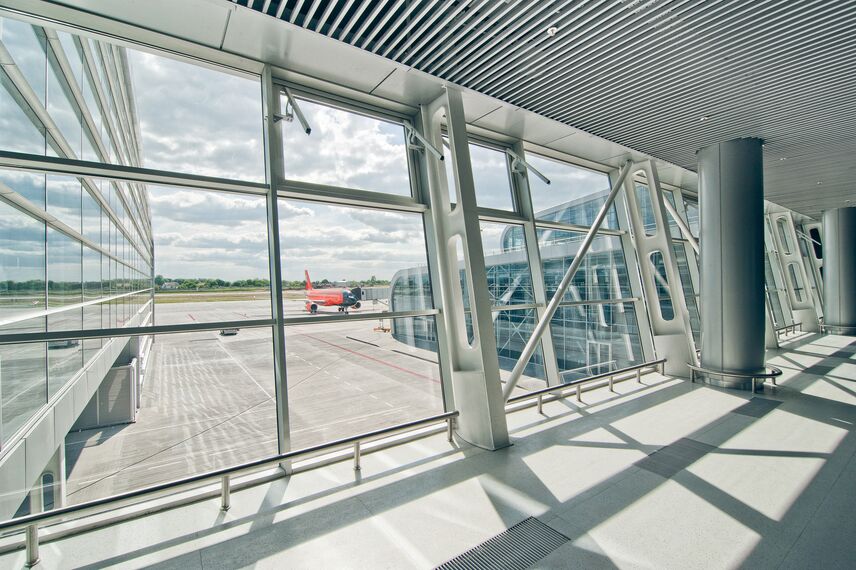 ConceptWall 50 Muros cortina - International airport Lviv Danylo Halytskyi situado en Lviv, Ucrania