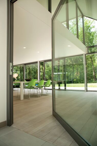 ConceptSystem 77 Ventanas, ConceptSystem 77 Puertas, ConceptWall 50 Muros cortina, CS 86-HI (c) Sistemas cancelados y CP 50 Puertas correderas y plegables - Van Acker Sissau villa situado en Loppem, Bélgica