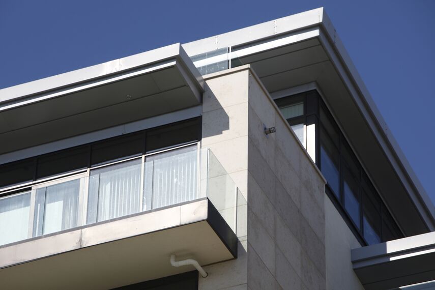 CP 96 Puertas correderas y plegables y ConceptWall 50 Muros cortina - Complejo de apartamentos Azure Project situado en Plymouth, Reino Unido