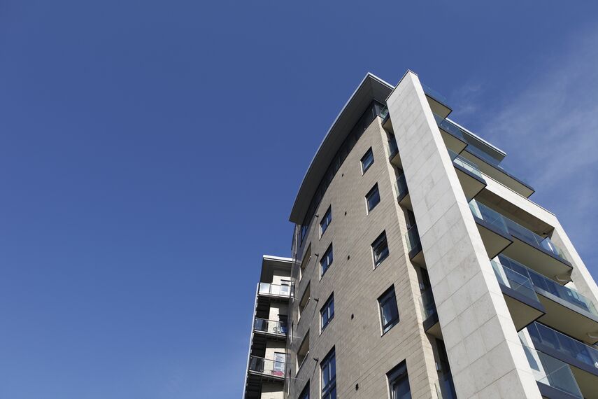 CP 96 Puertas correderas y plegables y ConceptWall 50 Muros cortina - Complejo de apartamentos Azure Project situado en Plymouth, Reino Unido