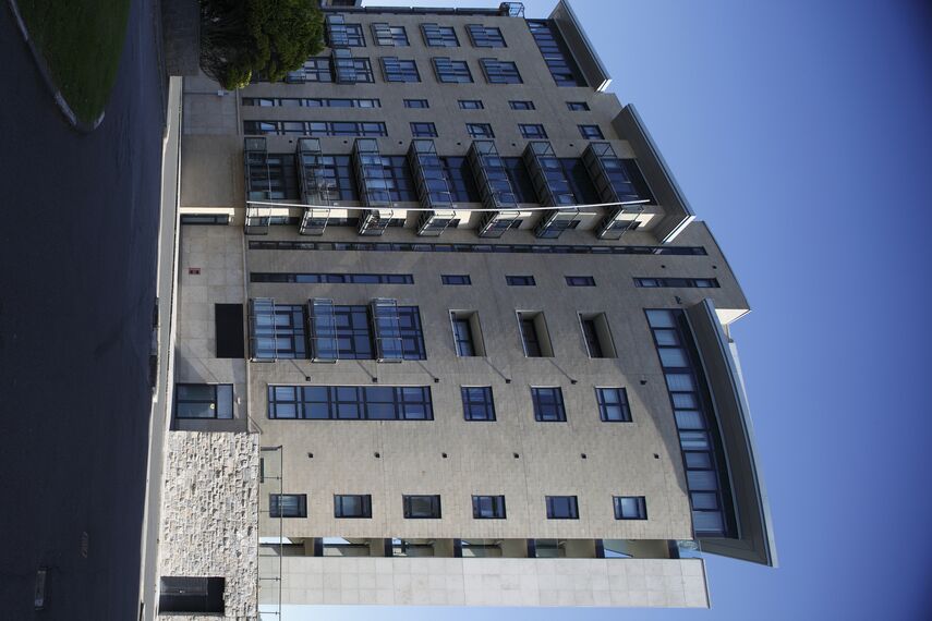 CP 96 Puertas correderas y plegables y ConceptWall 50 Muros cortina - Complejo de apartamentos Azure Project situado en Plymouth, Reino Unido