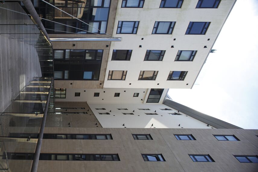 CP 96 Puertas correderas y plegables y ConceptWall 50 Muros cortina - Complejo de apartamentos Azure Project situado en Plymouth, Reino Unido