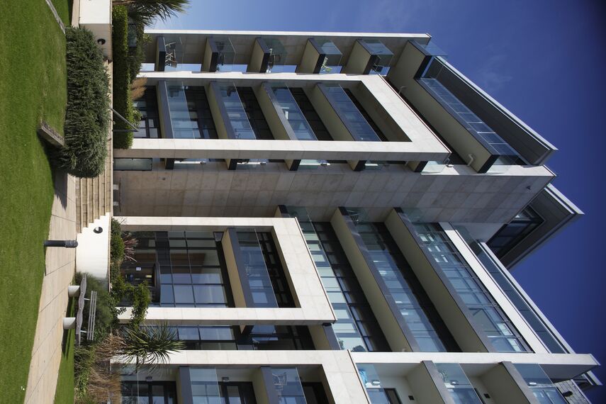 CP 96 Puertas correderas y plegables y ConceptWall 50 Muros cortina - Complejo de apartamentos Azure Project situado en Plymouth, Reino Unido