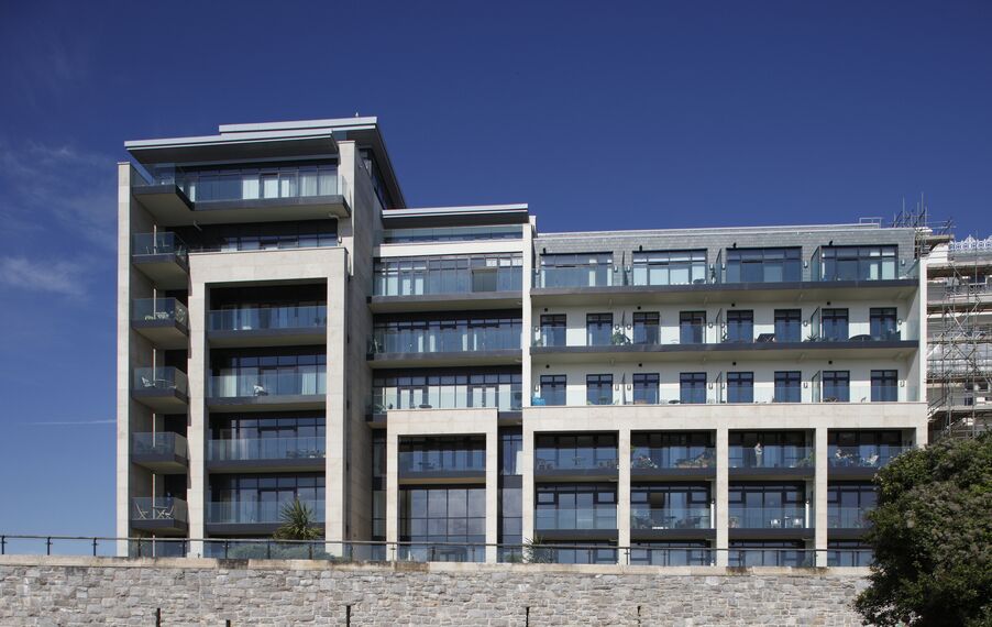 CP 96 Puertas correderas y plegables y ConceptWall 50 Muros cortina - Complejo de apartamentos Azure Project situado en Plymouth, Reino Unido