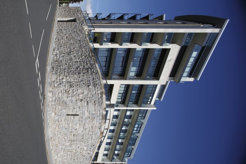 CP 96 Puertas correderas y plegables y ConceptWall 50 Muros cortina - Complejo de apartamentos Azure Project situado en Plymouth, Reino Unido