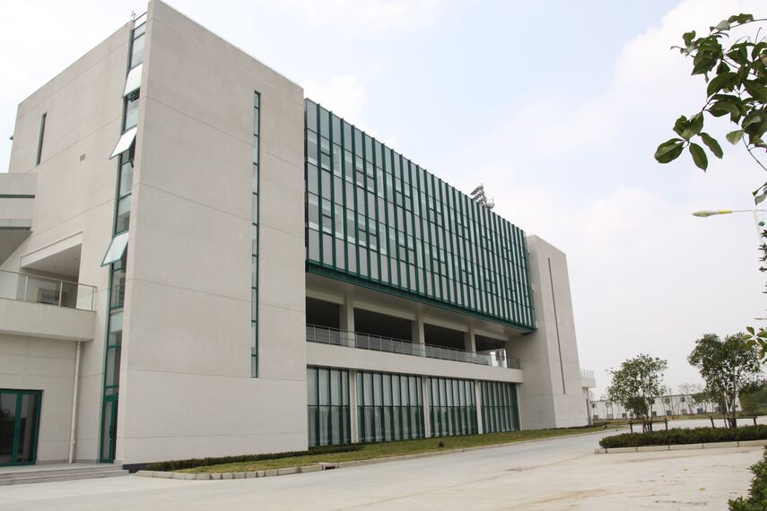 ConceptWall 60 Muros cortina y BriseSoleil 100 Protección solar - Sports centre Shanghai Qizhong Tennis Centre situado en Shanghai, China