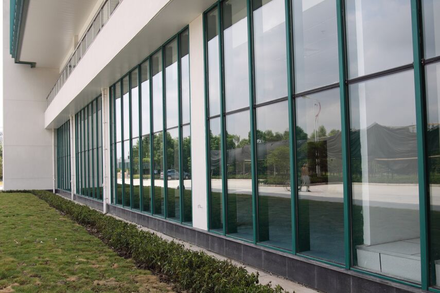 ConceptWall 60 Muros cortina y BriseSoleil 100 Protección solar - Sports centre Shanghai Qizhong Tennis Centre situado en Shanghai, China