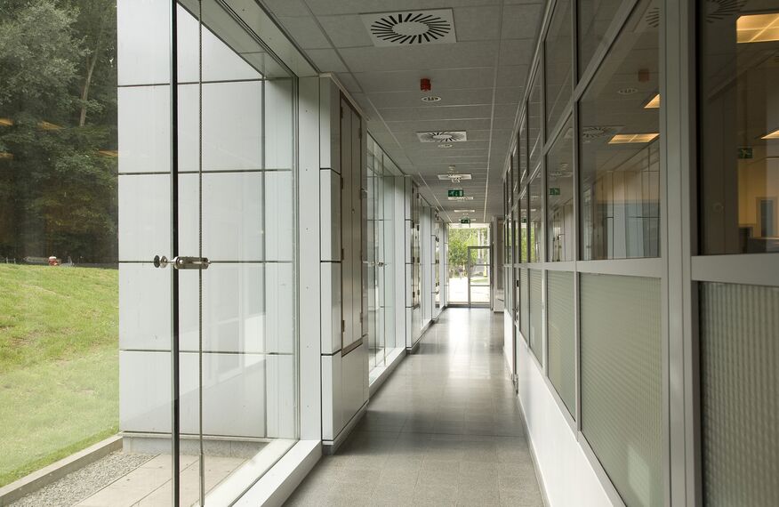 ConceptWall 50 Muros cortina - Research/Engineering centre Laboratorium St Luc situado en Brussels, Bélgica