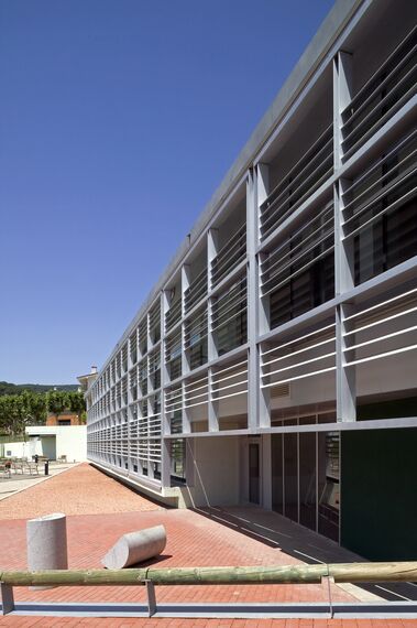 BriseSoleil 100 Protección solar, ConceptWall 50 Muros cortina y ThermoRoof 200 Verandas - Library Biblioteca pública de Sant Andreu de Llavaneres situado en Sant Andreu de Llavaneres, España