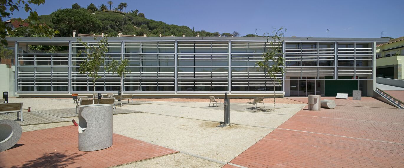 BriseSoleil 100 Protección solar, ConceptWall 50 Muros cortina y ThermoRoof 200 Verandas - Library Biblioteca pública de Sant Andreu de Llavaneres situado en Sant Andreu de Llavaneres, España