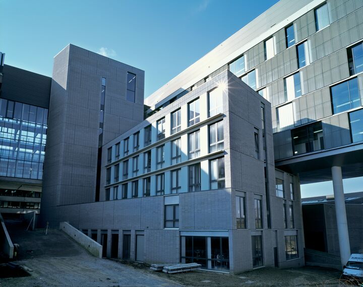 ConceptWall 50 Muros cortina - College/University University Gasthuisberg situado en Leuven, Bélgica