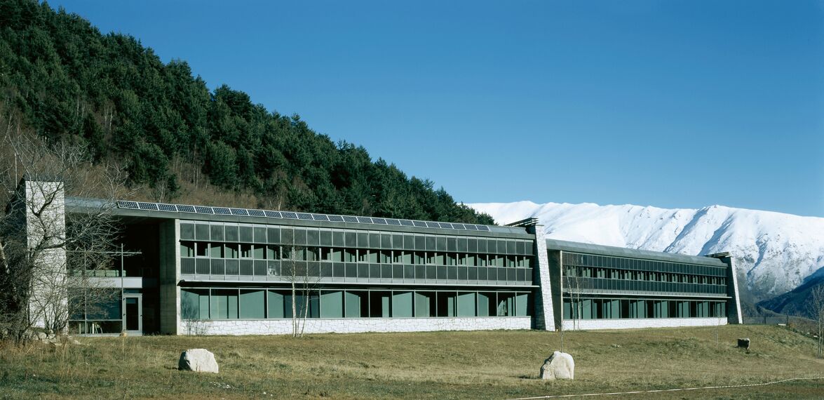 ConceptWall 50 Muros cortina - Research/Engineering centre Centro de Educación Medioambiental Les Planes de Son situado en Lleida, España