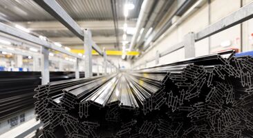 Pletina térmica sintética apilada en chasis de hierro en un almacén.