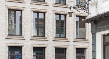 Renovación urbana que incorpora perfiles de aluminio.