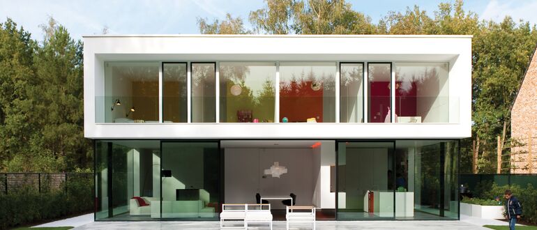 Villa de lujo blanca con jardín verde.