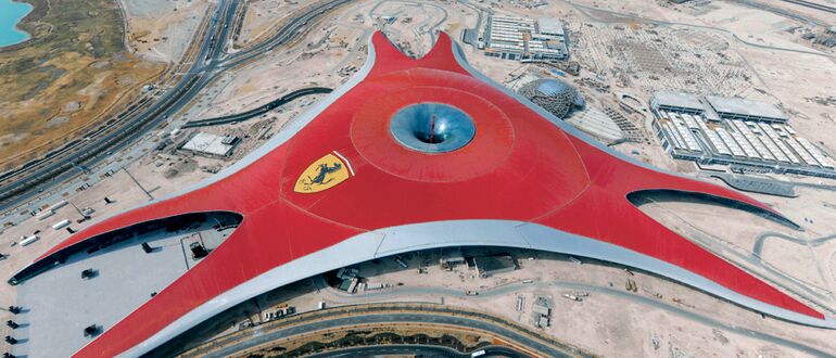 Vista aérea de Ferrari World en Abu Dhabi.