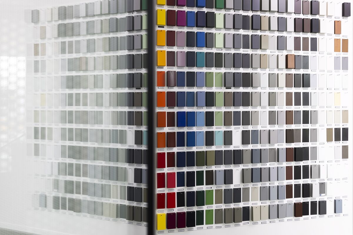 Pared de muestras de colores de lacado en el Reynaers Campus.