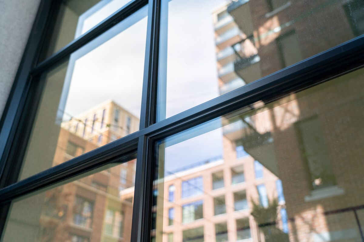 Vista de cerca de unas pletinas georgianas de aluminio negro.