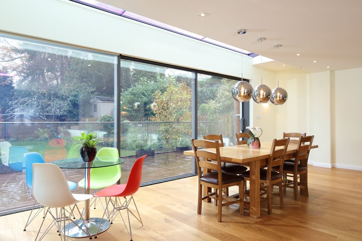 Cocina con grandes puertas correderas