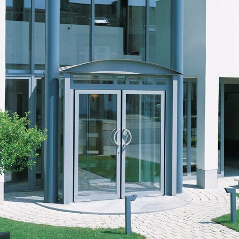 Una puerta vaivén de aluminio.