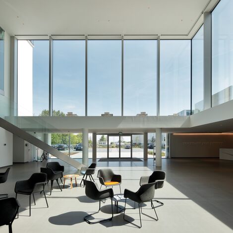 Hall de entrada al Campus Reynaers.