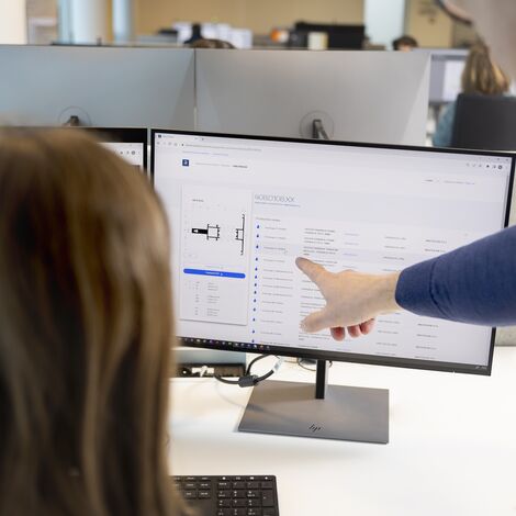 Profesionales colaborando en el uso de Docu Portal