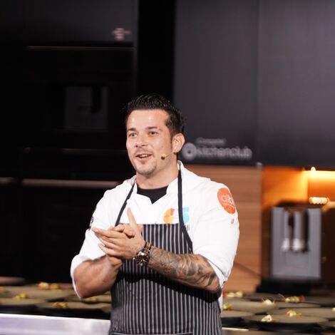 Carlos Maldonado presentando las creaciones gastronómicas para R-Cuisine