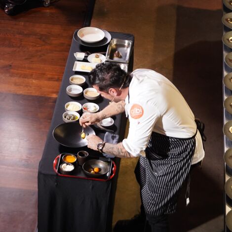 Carlos Maldonado preparando sus creaciones gastronómicas para R-Cuisine