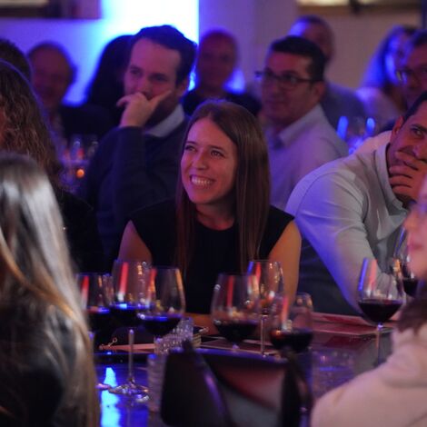 Invitados disfrutando del monólogo de Luis Piedrahita en R-Cuisine