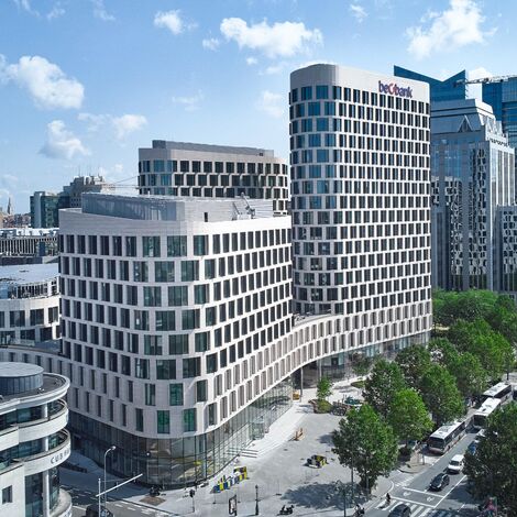 Edificio de oficinas futurista de color blanco con curvas en Bruselas.