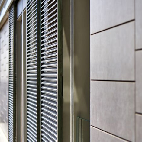 BriseSoleil 40 Protección solar, CS 77 Hidden Vent Ventanas y SlimPatio 68 Puertas correderas y plegables - Palazzo Arbà situado en Genoa, Italia