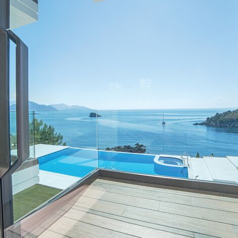 HiFinity Puertas correderas y plegables y CS 77 Hidden Vent Ventanas - Seaside Syvota situado en Igoumenitsa, Grecia