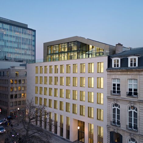 ConceptWall 50 Muros cortina y MasterLine 8 Ventanas - The First situado en Brussels, Bélgica