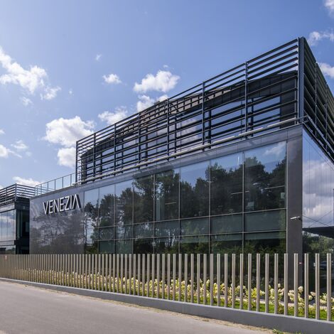 BriseSoleil 100 Protección solar, ConceptWall 50 Muros cortina y CW 50-SC Muros cortina - Office building Venezia en Varsovia situado en Warsaw, Polonia