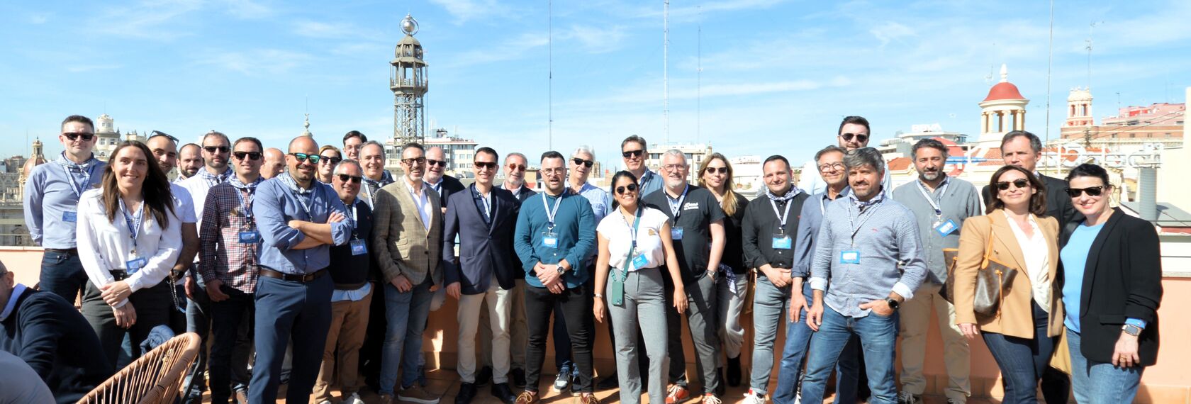 Invitados y asistentes del evento 'Mascletà en el Ático 2024' posando juntos en una foto de grupo, destacando la comunidad arquitectónica y de construcción reunida por Reynaers Aluminium en Valencia