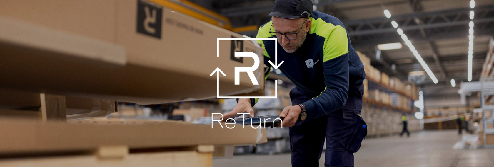 Logo de ReTurn delante de un trabajador del almacén
