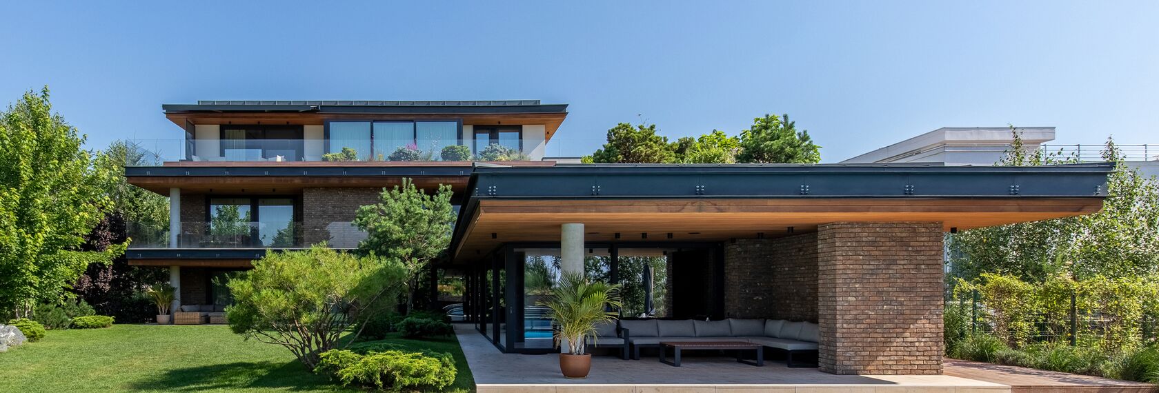 CW 50-SC Muros cortina y MasterLine 8 HI+ Ventanas - M House situado en Voluntari, Rumania