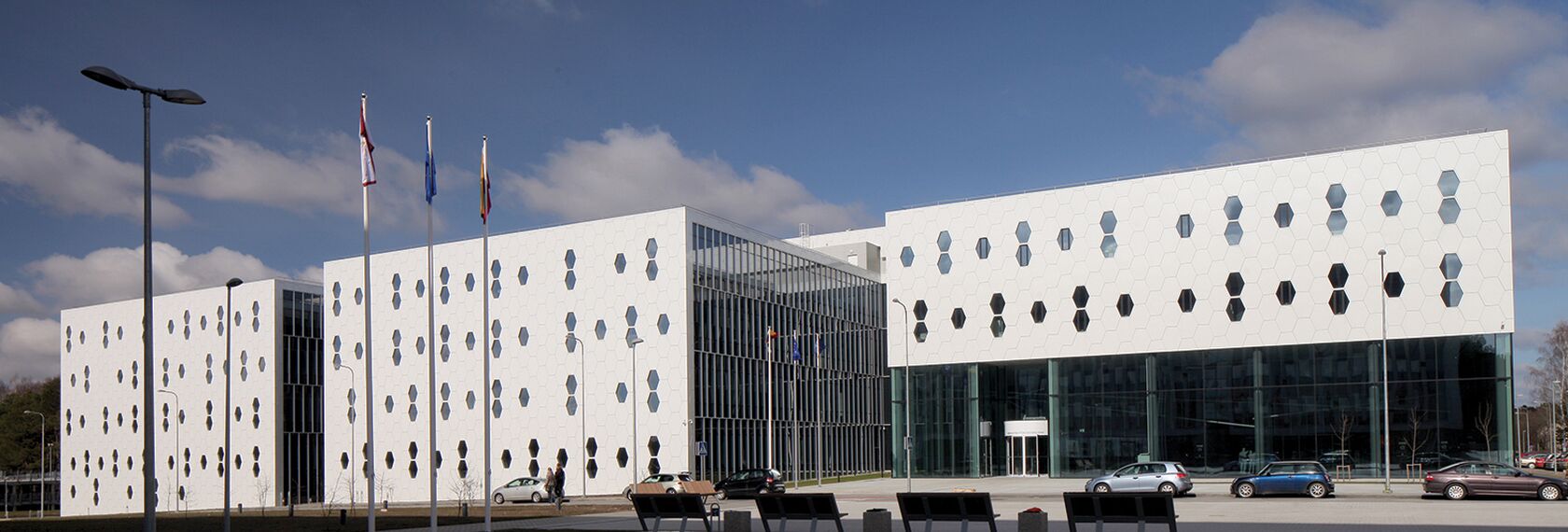 CI 45 Ventanas, ConceptSystem 77 Puertas, ConceptSystem 77 Ventanas y CW 50-HI Muros cortina - College/University National Centre  of Physical and Technological Sciences situado en Vilnius, Lituania