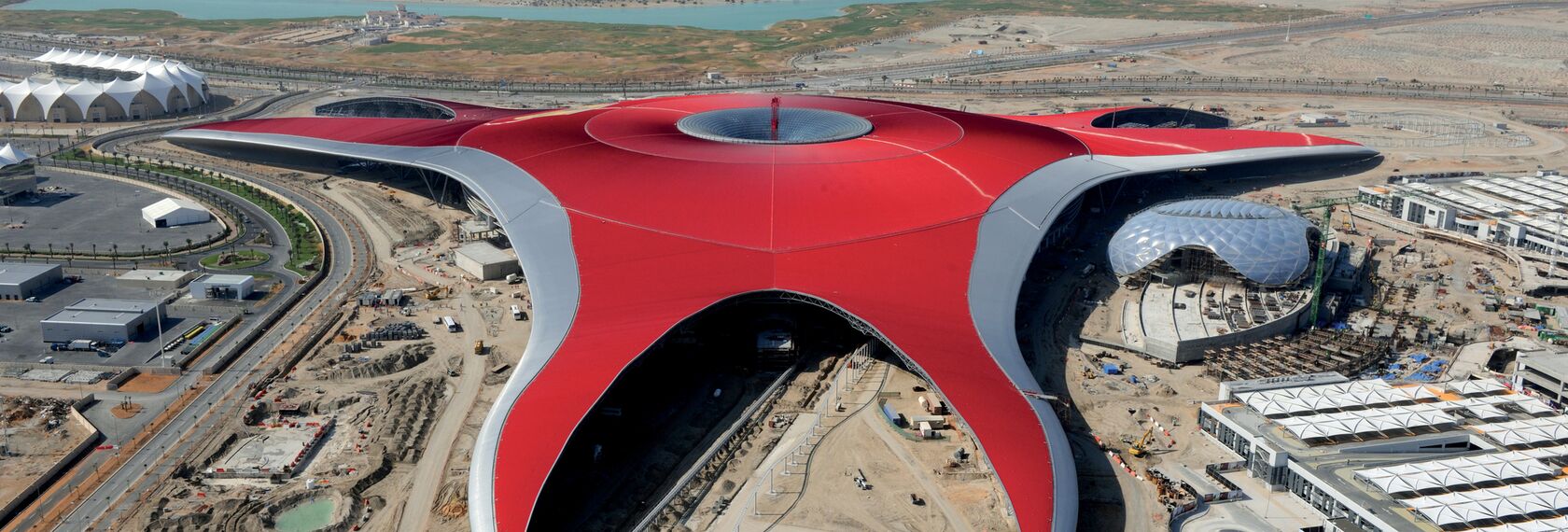 ConceptWall 86 Muros cortina - Race track Ferrari World Abu Dhabi situado en Abu Dhabi, Emiratos Árabes Unidos