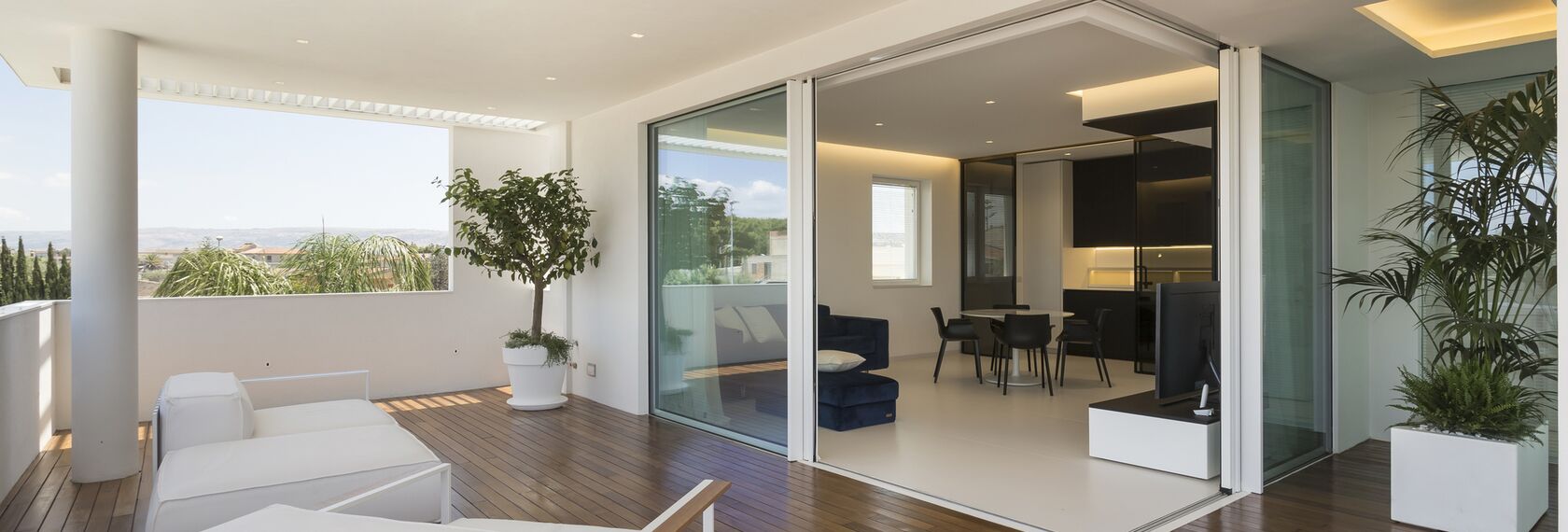 SlimPatio 68 Puertas correderas y plegables, HiFinity Puertas correderas y plegables, ConceptSystem 77 Ventanas y CS 77 Hidden Vent Ventanas - Casa D situado en Ragusa, Italia
