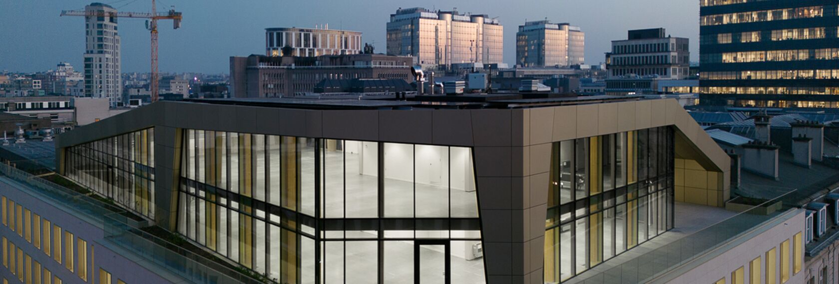 ConceptWall 50 Muros cortina y MasterLine 8 Ventanas - The First situado en Brussels, Bélgica