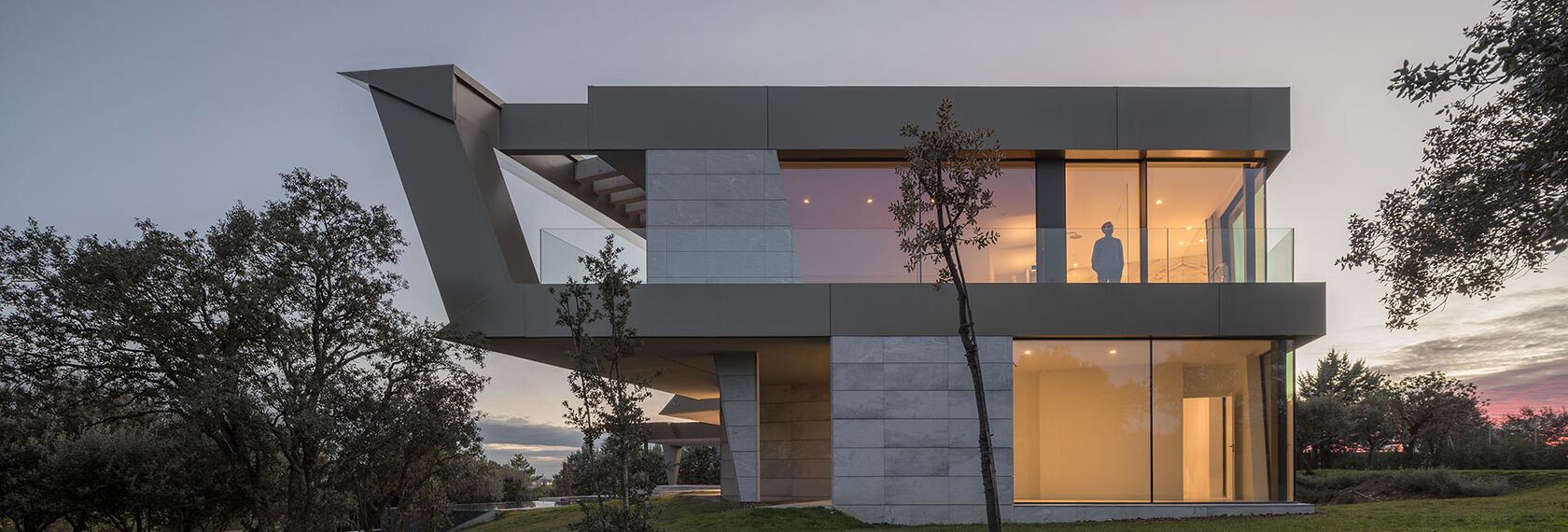 HiFinity Puertas correderas y plegables, SlimPatio 68 Puertas correderas y plegables y SlimLine 38 Ventanas - Casa Entre Encinas  situado en Madrid, España